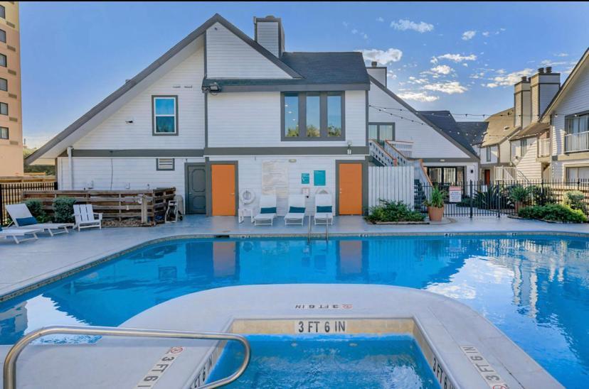 The Cozy Clouds Resort At Nrg Houston Exterior photo