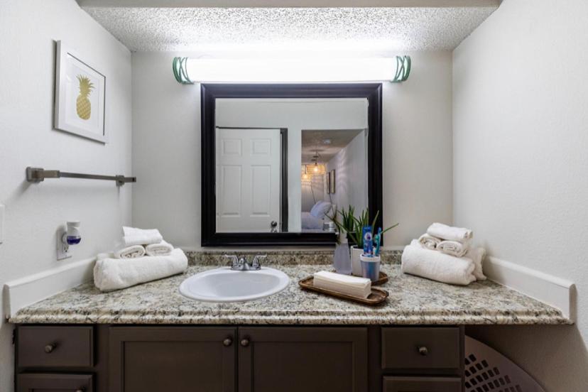 The Cozy Clouds Resort At Nrg Houston Exterior photo